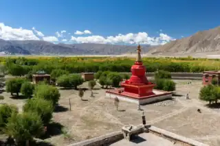 Czerwona stupa klasztoru Samye na tle doliny Yarlung