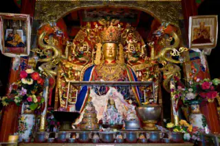 Złoty posąg Buddy w tybetańskim klasztorze Samye