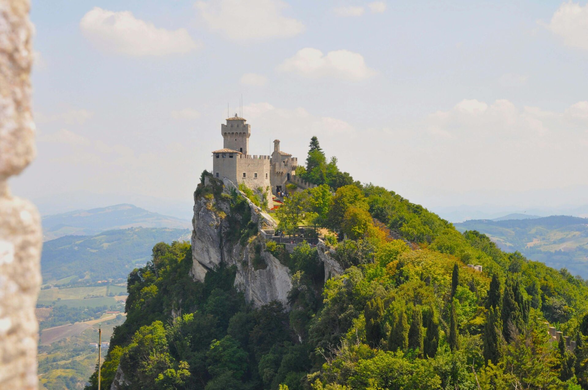 San Marino położone na szczycie Monte Titano, średniowieczne zabudowania i panorama regionu, Włochy