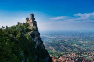 Panorama San Marino z widokiem na historyczną twierdzę na wzgórzu