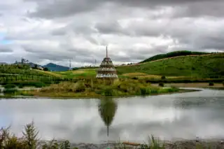 Świątynia nad jeziorem w Shangri-La w prowincji Yunnan