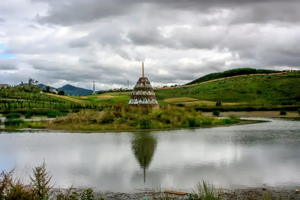 Świątynia nad jeziorem w Shangri-La w prowincji Yunnan