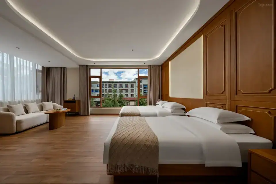 Pok&oacute;j hotelowy w Shangri-La w Chinach &ndash; dwa ł&oacute;żka i nowoczesne wnętrz