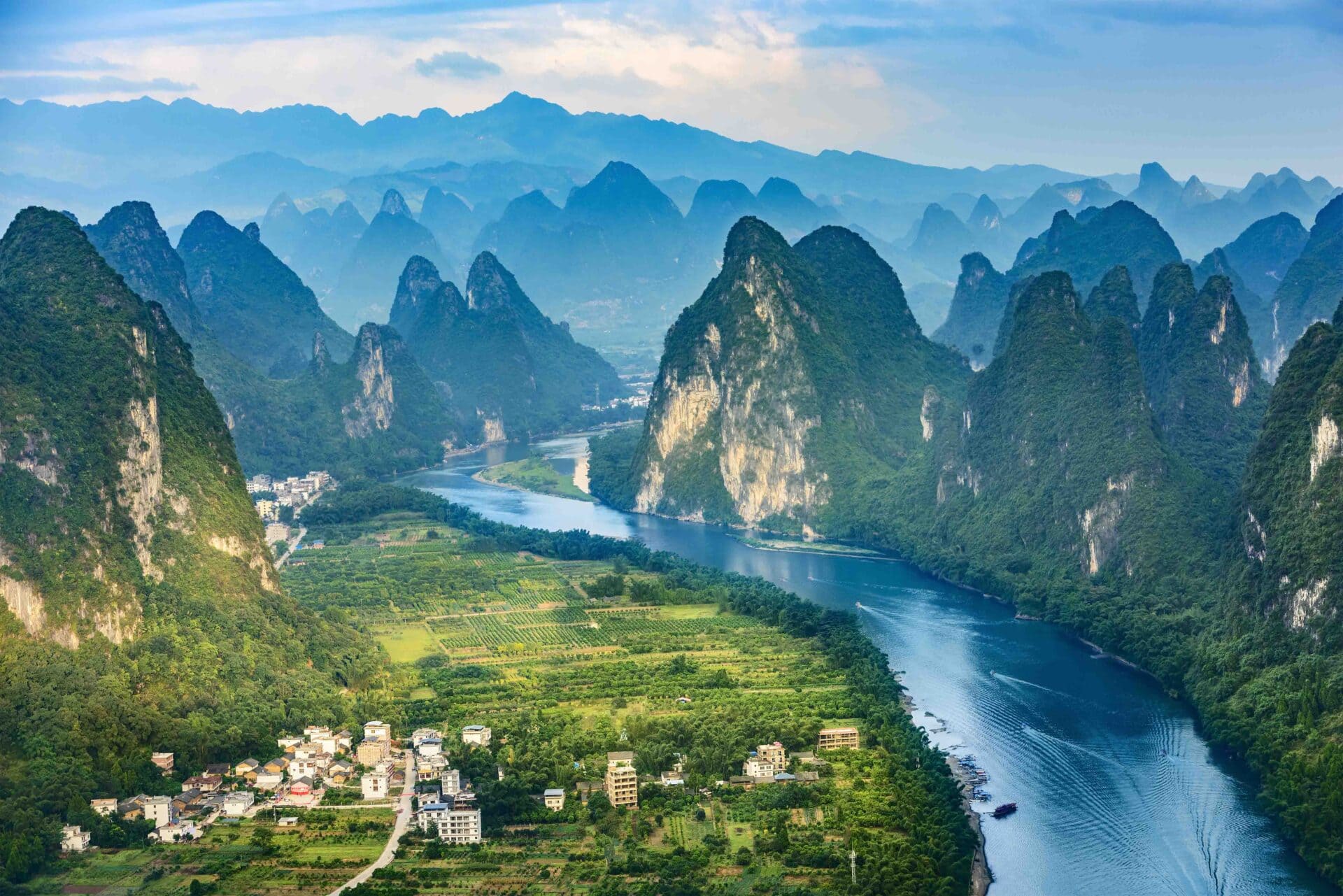 Lotnicza panorama rzeki Li z górami krasowymi w Guilin – rowerowa wyprawa przez południowe Chiny