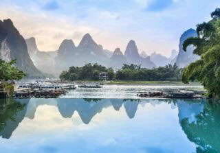 Odbicie gór krasowych w rzece Li o świcie – Yangshuo w regionie Guilin, prowincja Guangxi