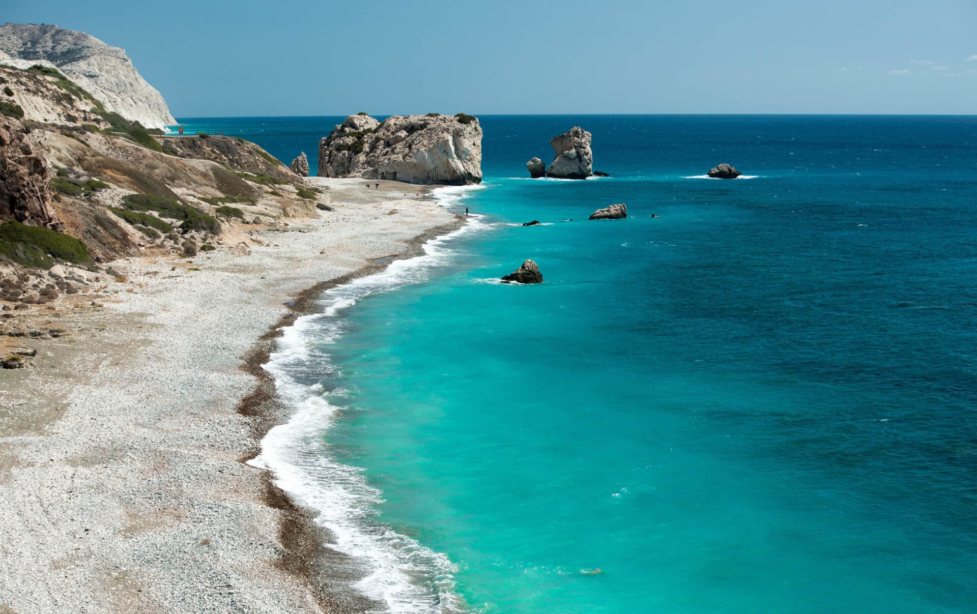 Skała Afrodyty (Petra tou Romiou) na Cyprze – widok na kamienistą plażę i lazurowe morze.