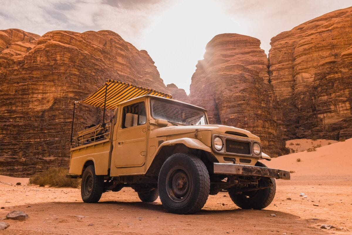 Jeep jadący przez pustynię
