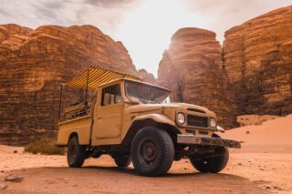 Jeep jadący przez pustynię