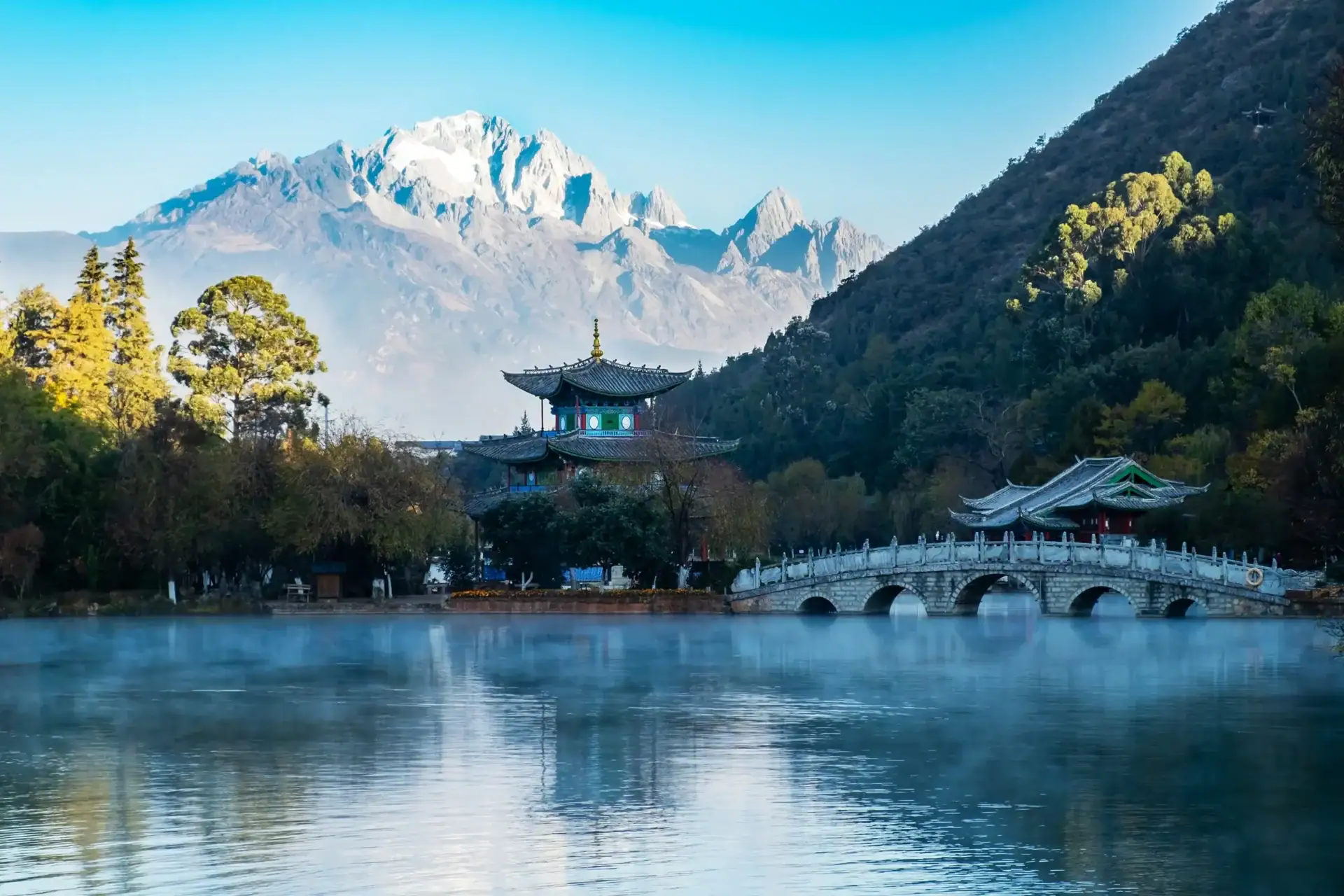 Staw Czarnego Smoka w Lijiang z widokiem na Jade Dragon Snow Mountain