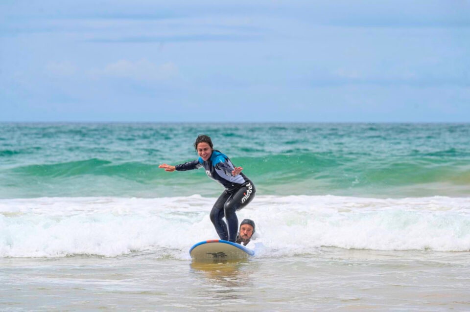 Liderka wyprawy surfująca na Oceanie Atlantyckim w Portugalii