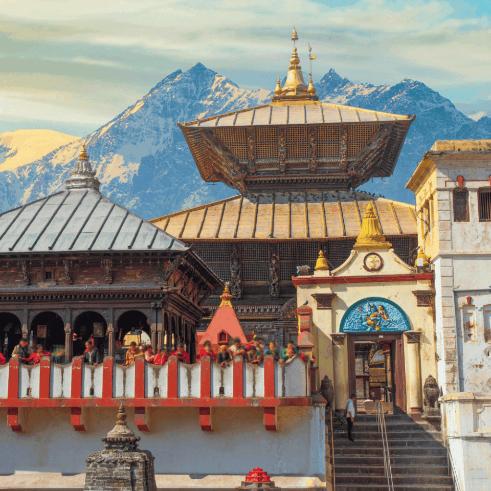 Fasada świątyni Pashupatinath w Katmandu, Nepal, z misternymi rzeźbieniami, odwiedzana podczas wyprawy do Himalajów.