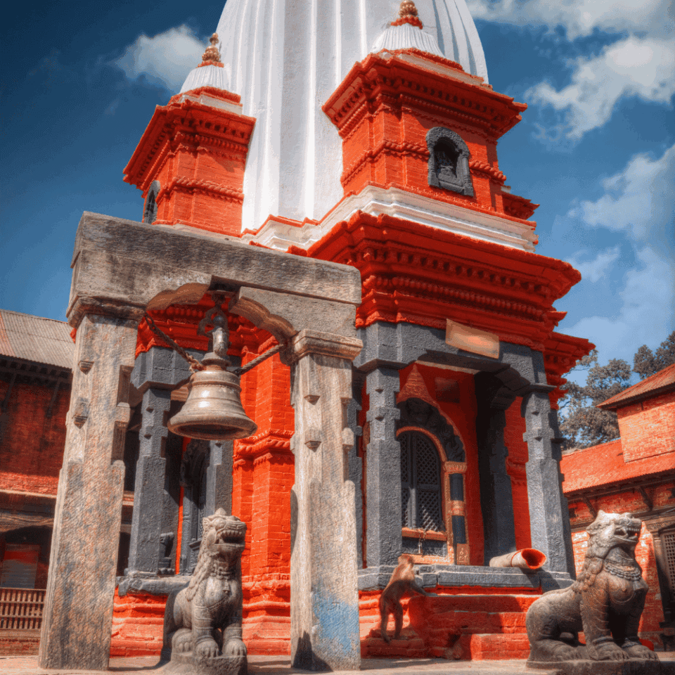 Detal architektoniczny dachu świątyni Pashupatinath w Katmandu, Nepal, ważnego miejsca podczas wyprawy w Himalaje.