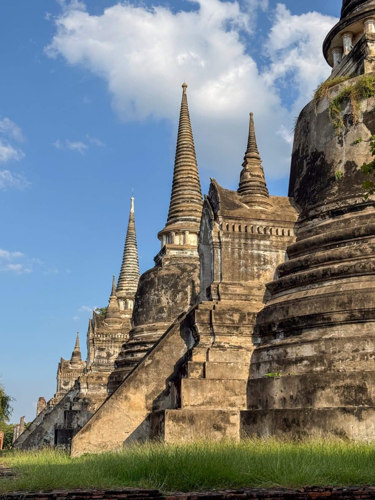 Świątynia Wat Chaiwatthanaram w Ayutthayi widziana z brzegu rzeki.