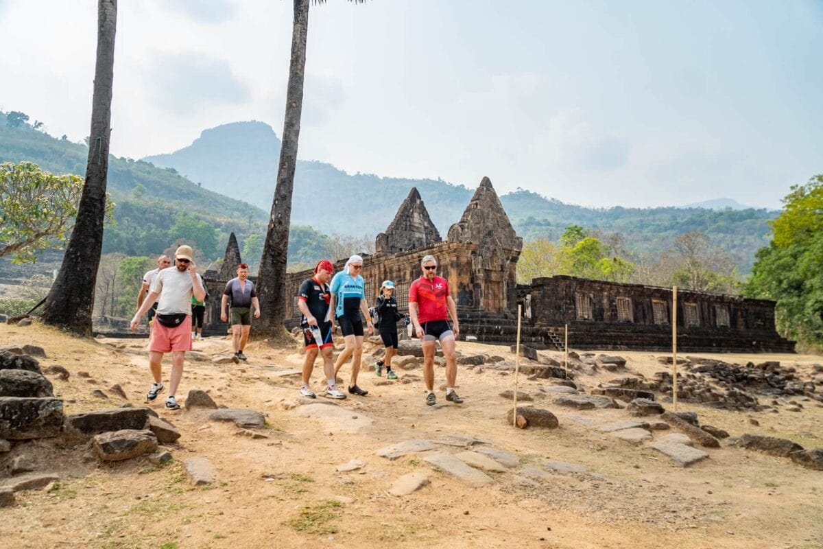 Świątynie Vat Phou w Laosie – grupa uczestników wyprawy zwiedza starożytny kompleks Khmerów wpisany na listę UNESCO, położony u stóp góry Phou Kao.