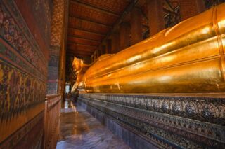 Złoty posąg Leżącego Buddy w świątyni Wat Pho w Bangkoku.