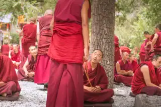 Mnisi tybetańscy podczas codziennych debat filozoficznych w klasztorze Sera w Lhasie – wyprawa do Tybetu