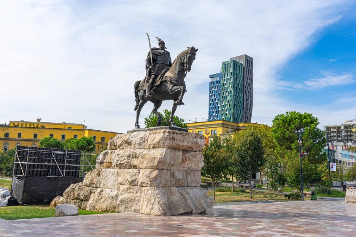 Pomnik Skanderbega na placu w Tiranie w Albanii