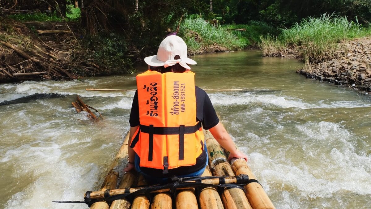 Spływ bambusową tratwą po górskiej rzece w okolicach Chiang Mai.