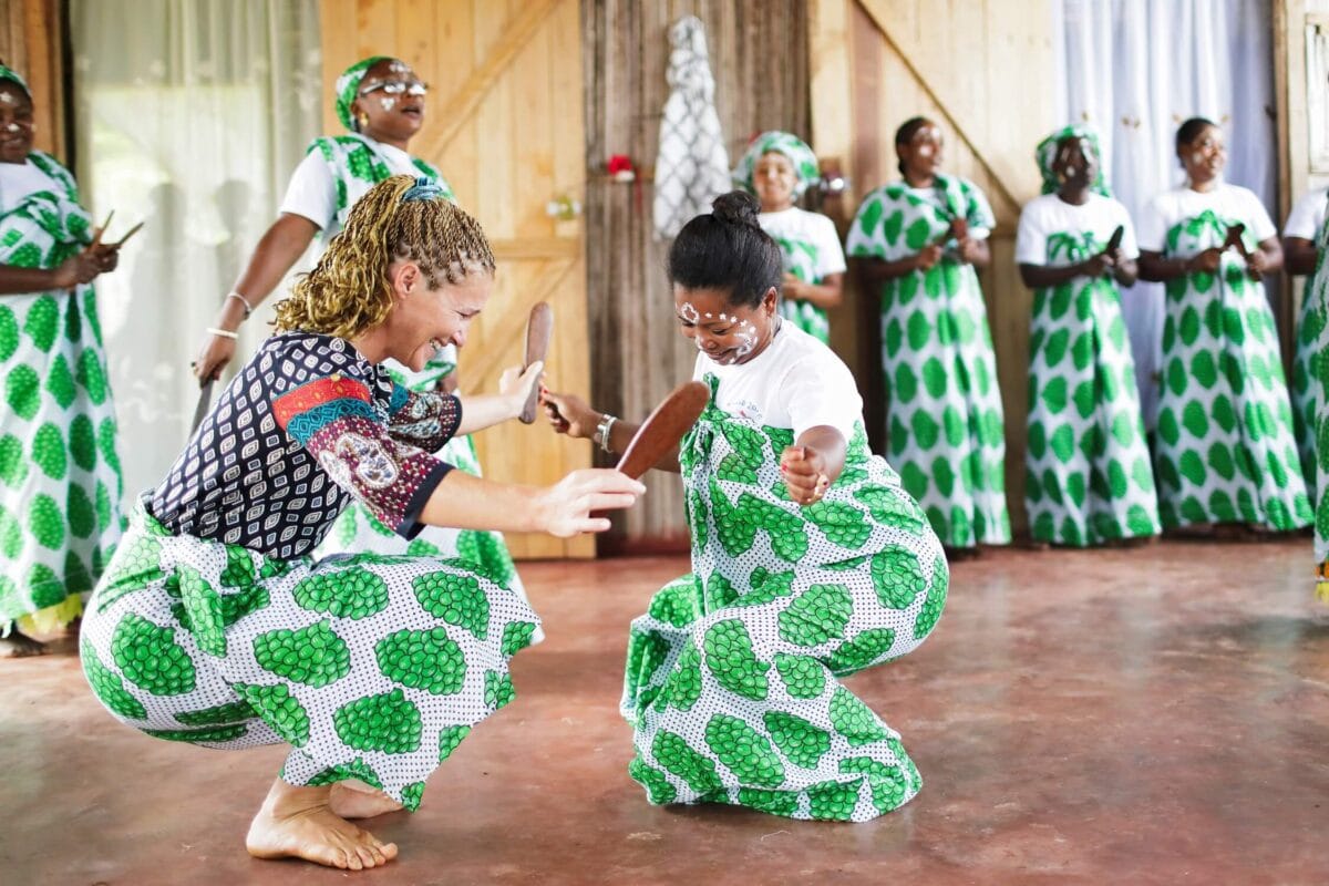 Tradycje Madagaskaru – turystka tańcząca z mieszkanką lokalnej społeczności
