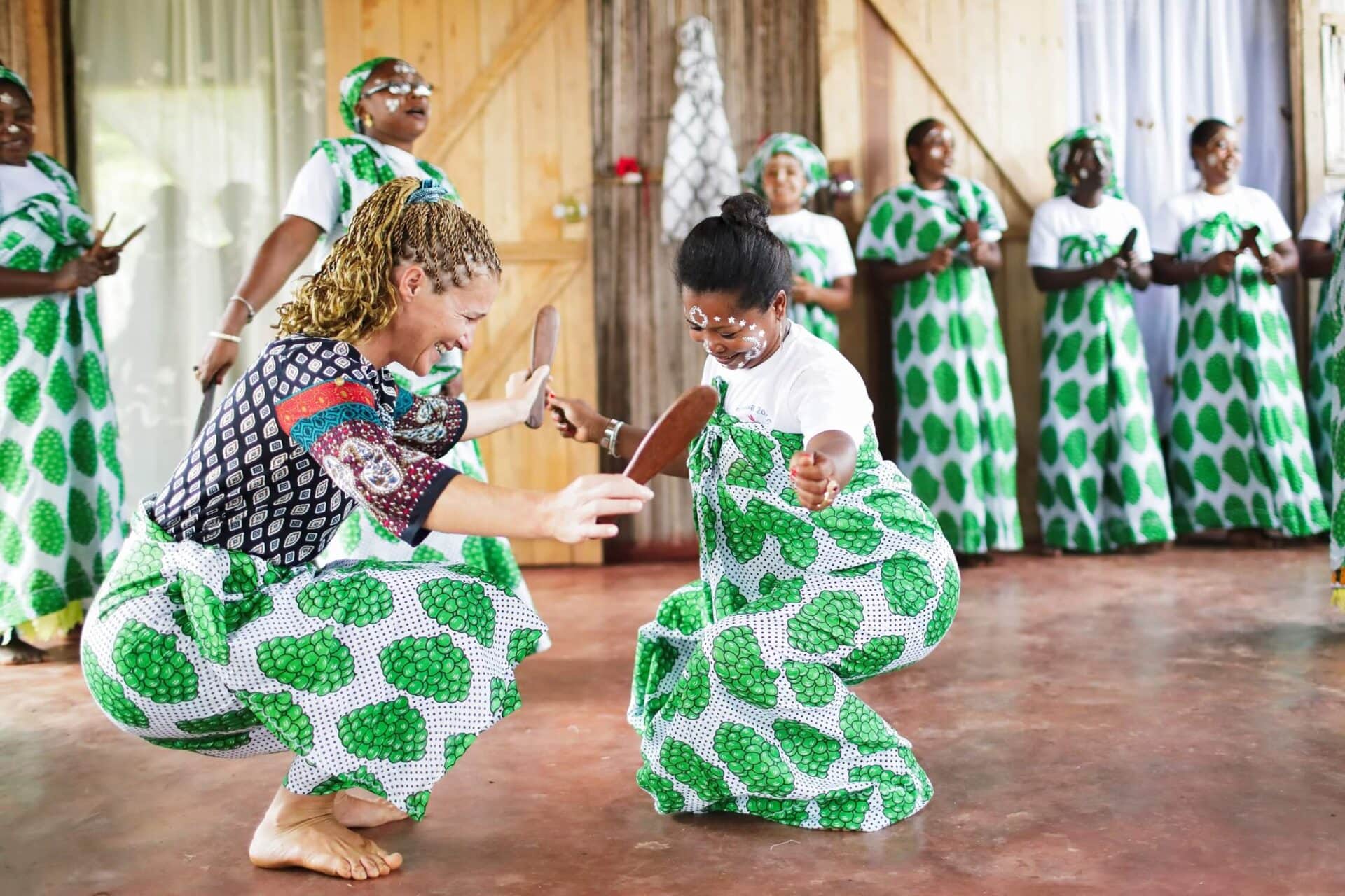 Tradycje Madagaskaru – turystka tańcząca z mieszkanką lokalnej społeczności