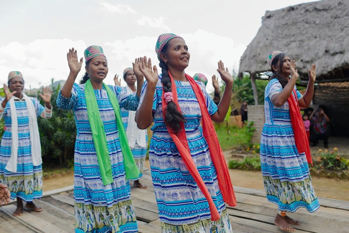Tradycyjny taniec mieszkańców Madagaskaru w kolorowych strojach