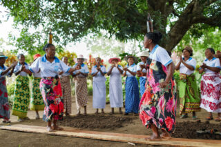 Kultura Madagaskaru – taniec i muzyka społeczności w plenerze