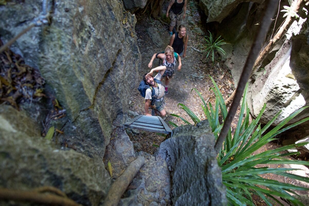 Trekking przez tropikalny las w masywie Makay – Madagaskar