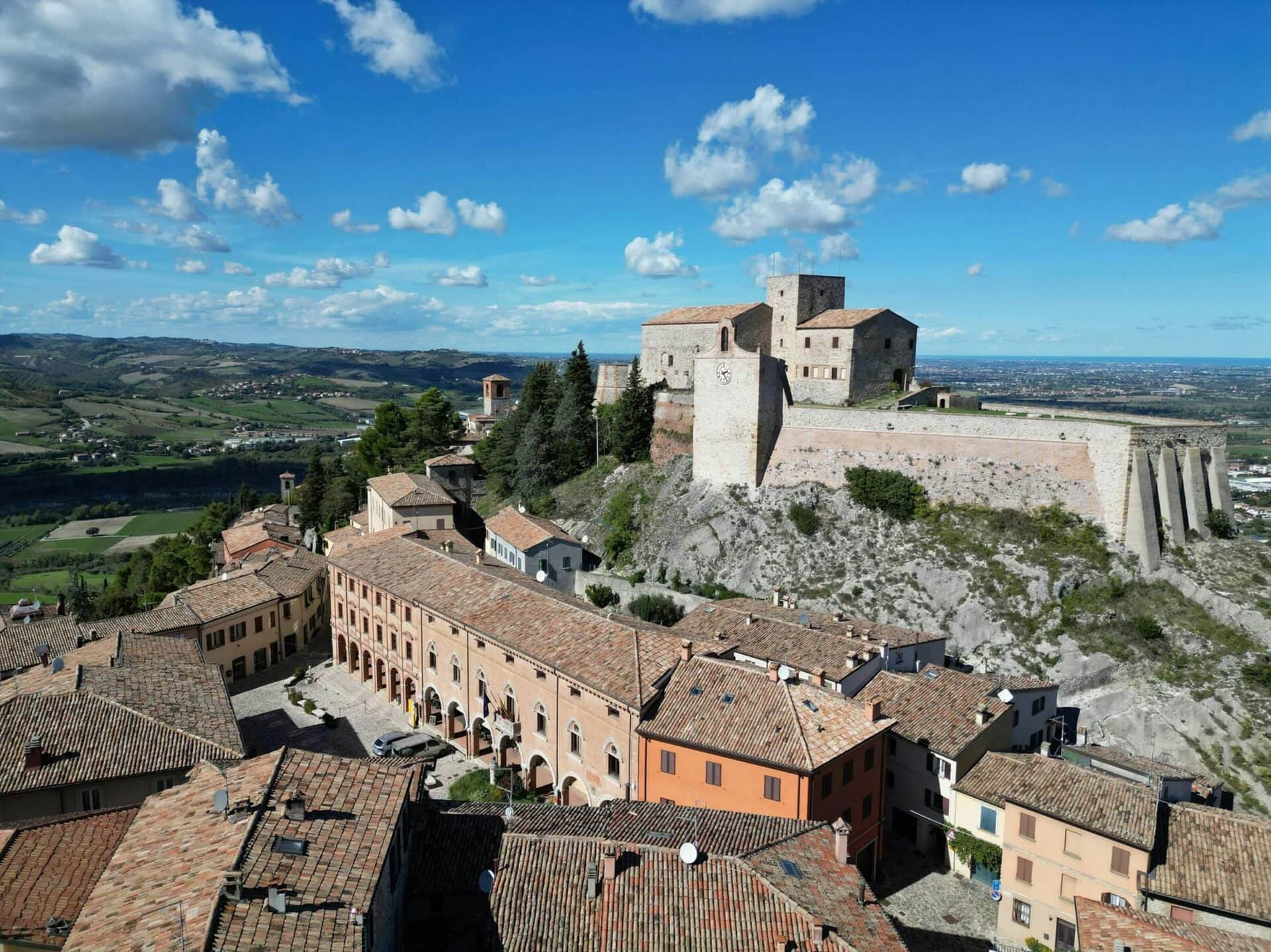 Verucchio we Włoszech – widok na historyczne miasteczko i twierdzę