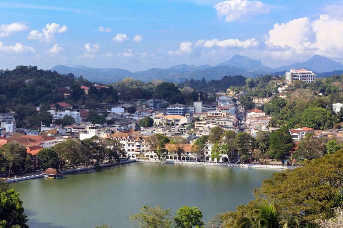 Panorama miasta Kandy z jeziorem w centrum Sri Lanki
