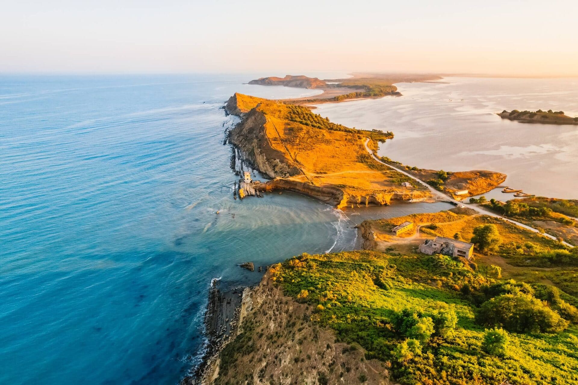Zachód słońca nad wybrzeżem Vlore w Albanii nad Morzem Jońskim