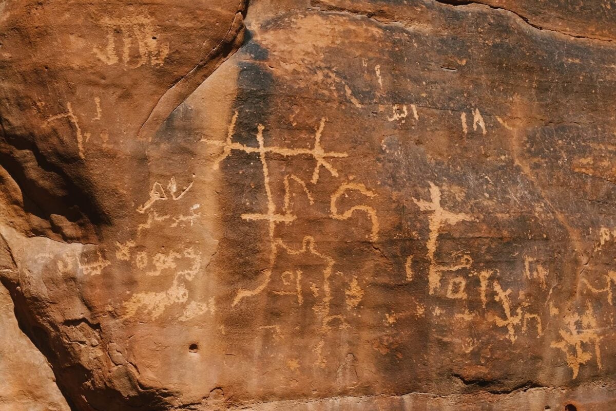 Starożytne inskrypcje Nabatejczyków na skałach Wadi Rum w Jordanii widziane podczas wyprawy