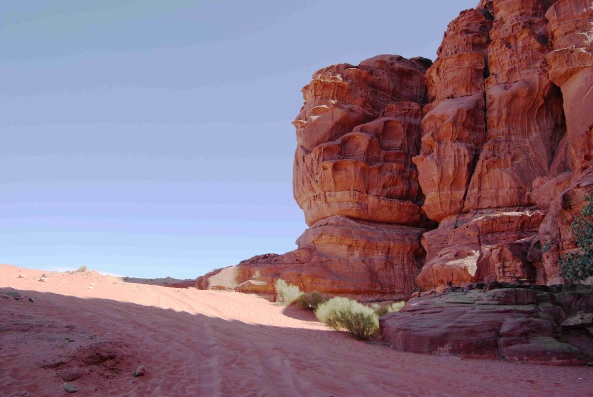 Wadi Rum – czerwone formacje skalne Jebel Khazali widoczne podczas wyprawy do Jordanii