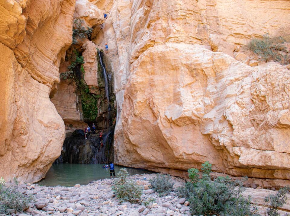 Wadi Mujib – kanioning w skalnym wąwozie z wodospadem i naturalnymi basenami podczas wyprawy do Jordanii