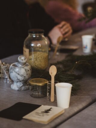 Naturalne składniki i zioła używane podczas warsztatów zielarskich na wyprawie Atma Joga na Warmii.
