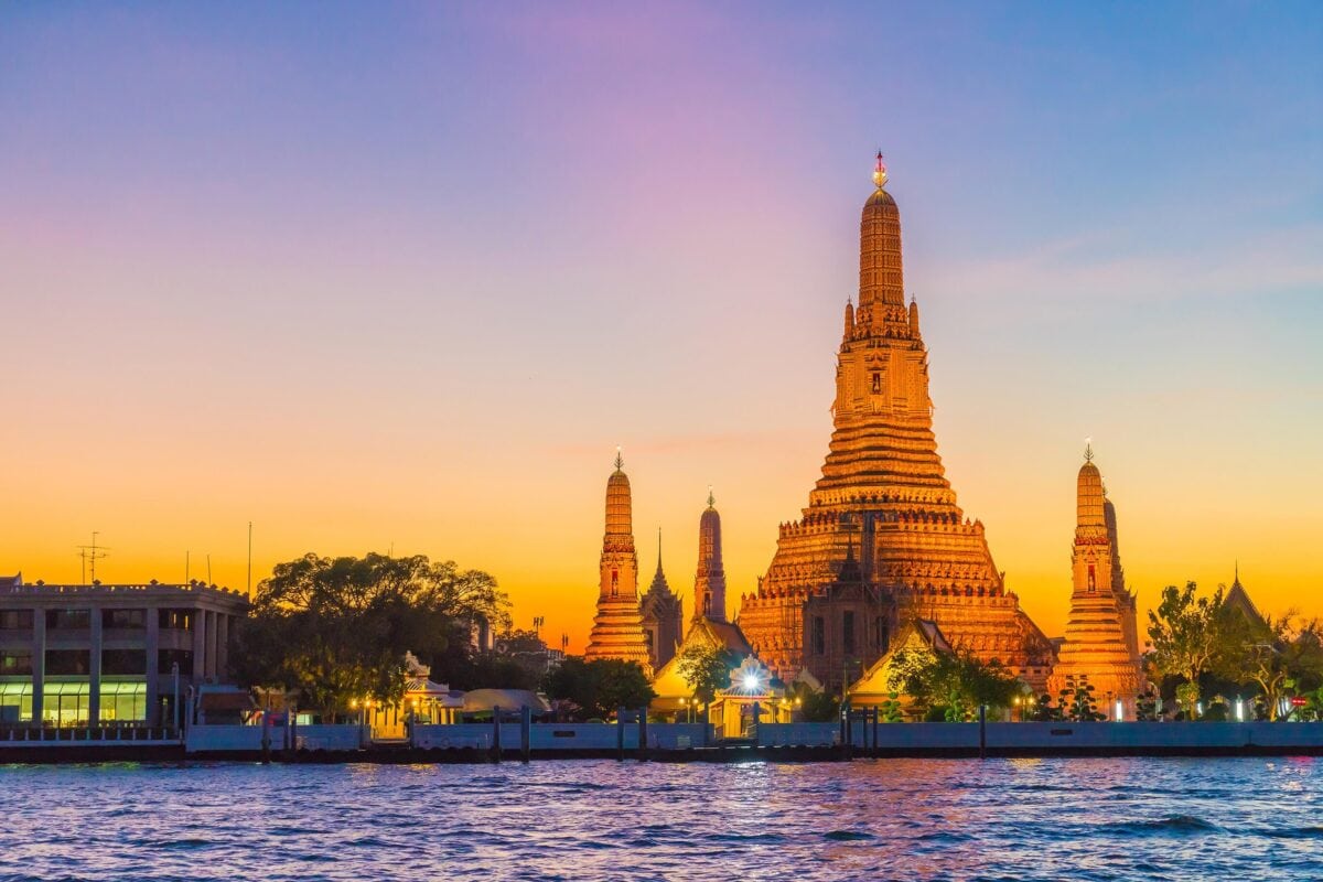Świątynia Wat Arun o zmierzchu nad rzeką Chao Phraya w Bangkoku w Tajlandii.