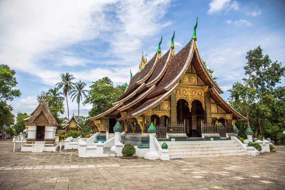 Świątynia Wat Xieng Thong w Luang Prabang, Laos – klasyczna architektura buddyjska z ozdobnym dachem i spokojnym dziedzińcem.