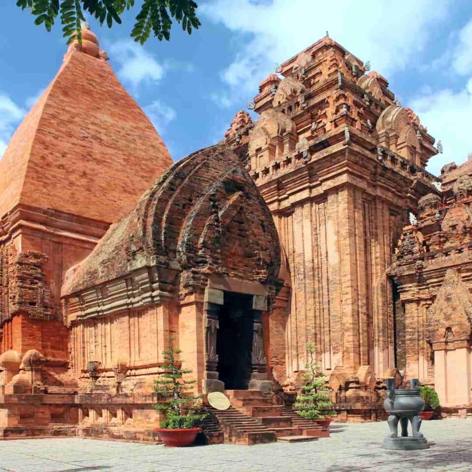 Świątynia Po Nagar w Nha Trang. Hinduistyczna świątynia czamska z VIII wieku n.e., miejsce kultu bogini Yang Ino Po Nagar, położona w mieście Nha Trang nad Morzem Południowochińskim.