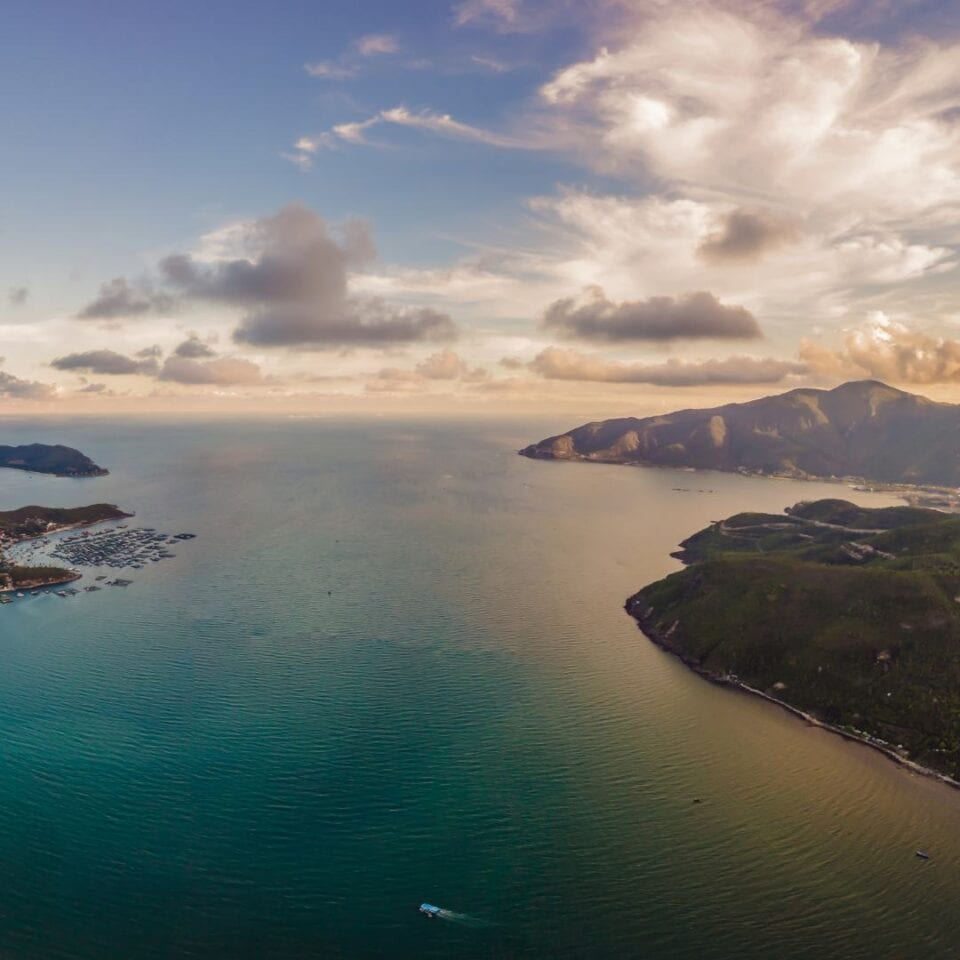 Półwysep Hon Gom w Wietnamie. Położony na południowym wybrzeżu Wietnamu, ukryty klejnot otoczony błękitnymi wodami Morza Południowochińskiego. Jego długie, piaszczyste plaże, klify oraz dziewicze zatoczki tworzą idylliczny krajobraz.