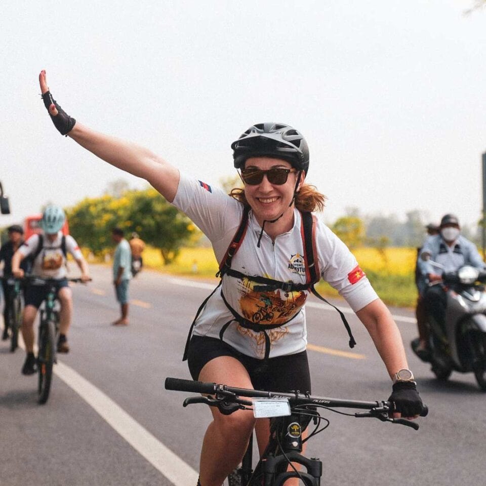 Rowerzystka podczas wyprawy przez Wietnam Centralny.