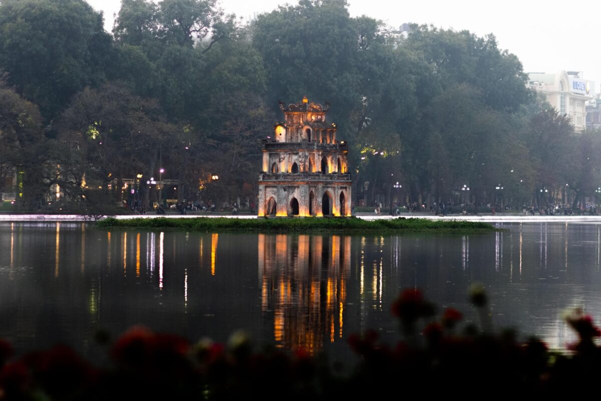 Wieża Żółwi na jeziorze Hoan Kiem w Hanoi odbijająca się w wodzie o zmierzchu – symbol stolicy Wietnamu.