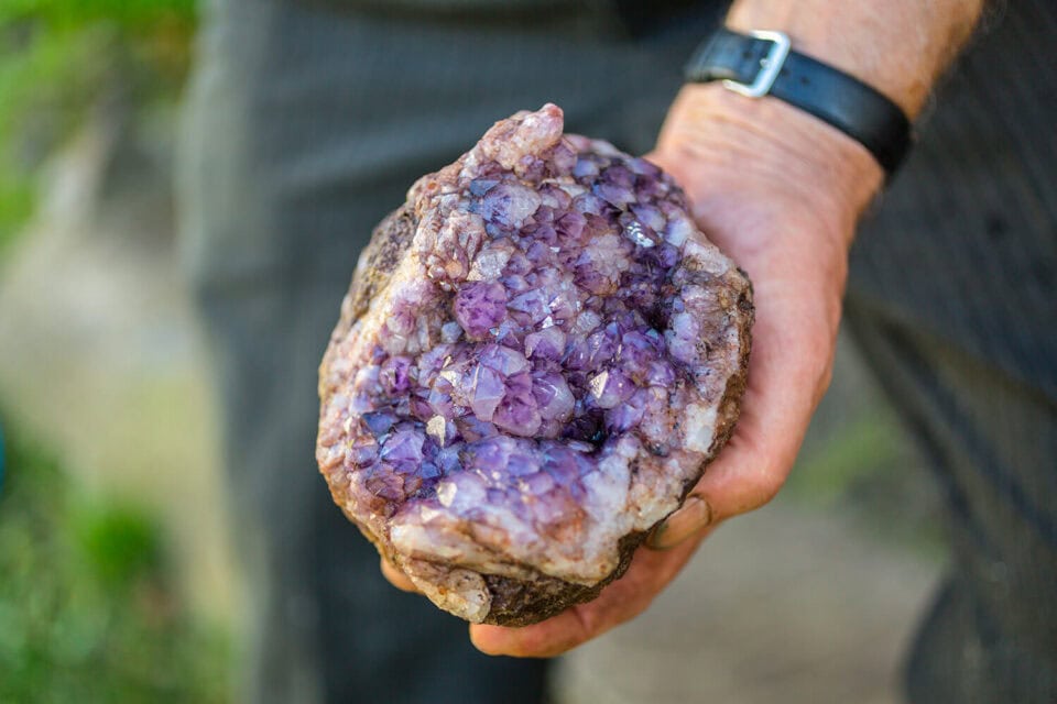 Ametyst znaleziony w okolicach Sokołowca – minerały wulkaniczne w Krainie Wygasłych Wulkanów, Światowy Geopark UNESCO