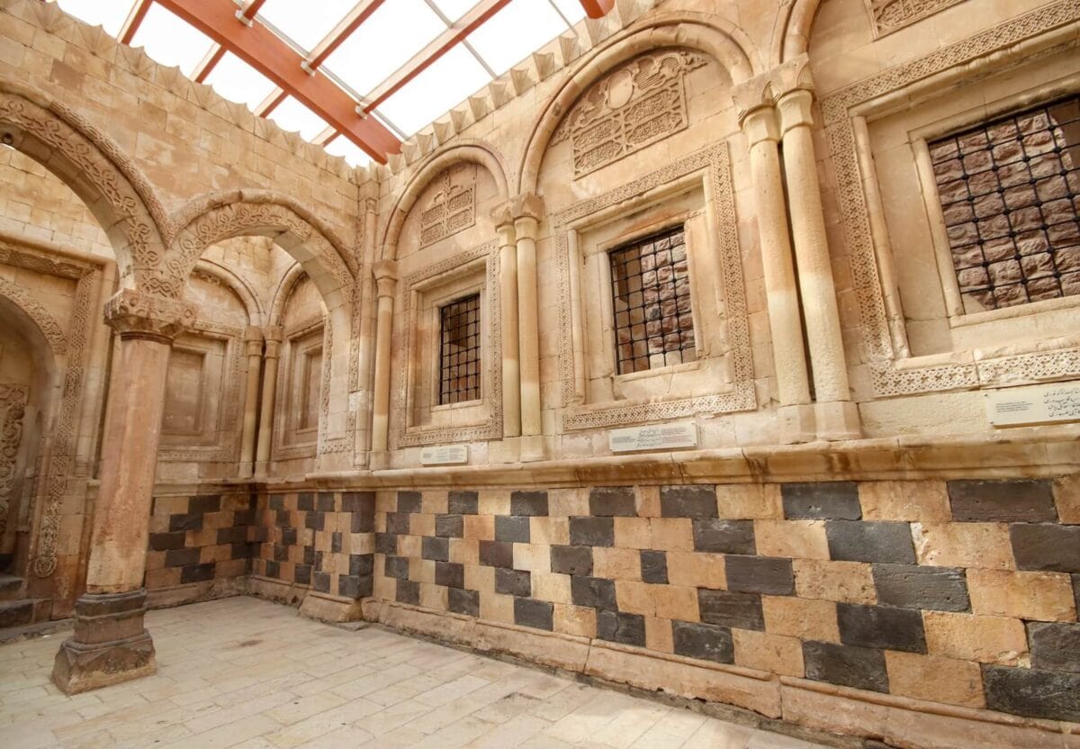 Wnętrze Pałacu Ishaka Paszy – kamienne arkady i wzorzyste posadzki w rezydencji osmańsko-perskiej w Dogubayazit, Turcja