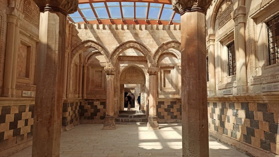 Wnętrze Pałacu Ishaka Paszy w Turcji