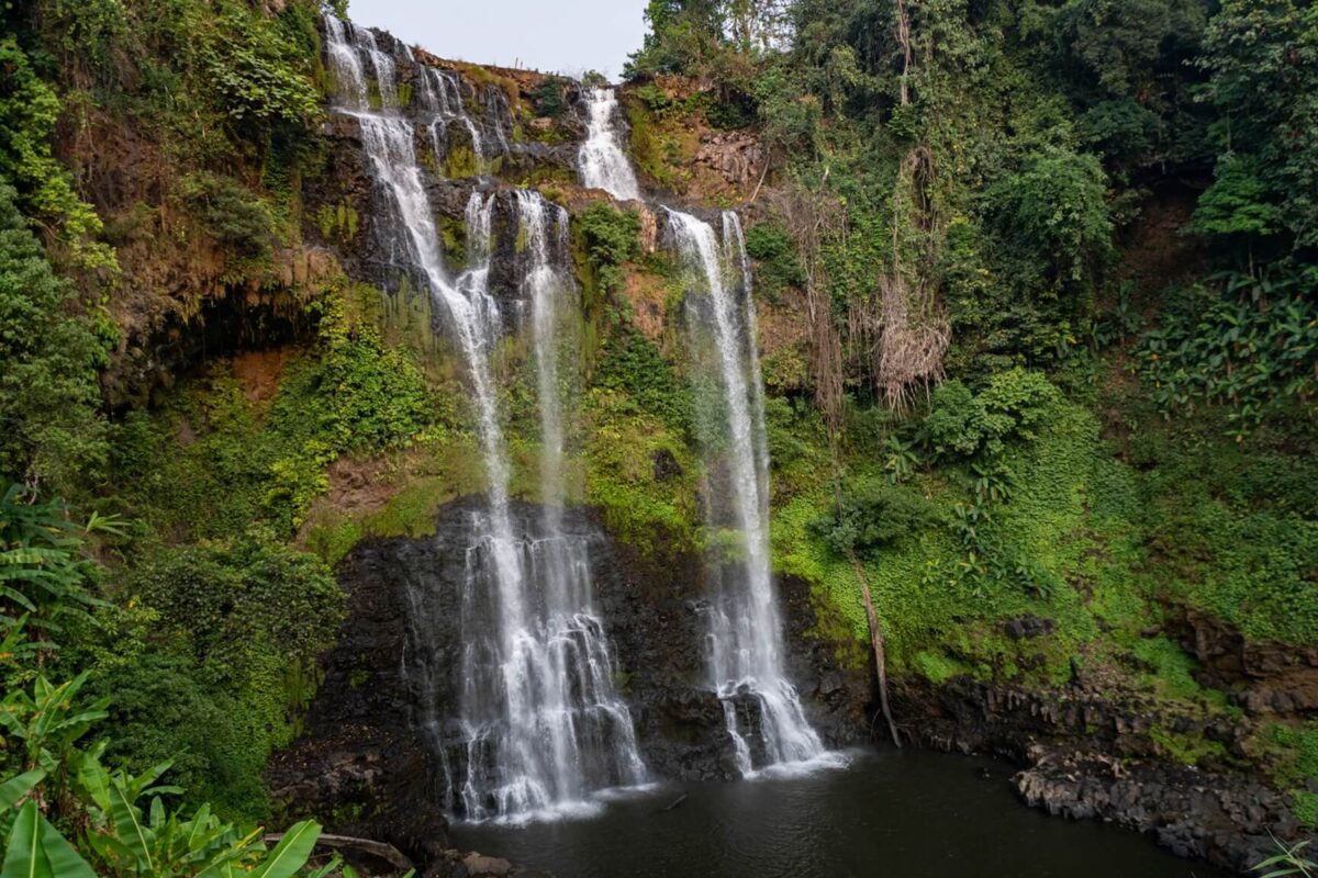 Wodospad Tad Yuang na płaskowyżu Bolaven w Laosie – malownicza kaskada w otoczeniu bujnej zieleni tropikalnej dżungli.
