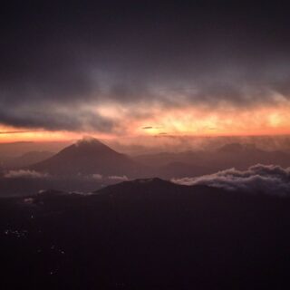Wschód słońca nad wulkanem, Flores, Indonezja