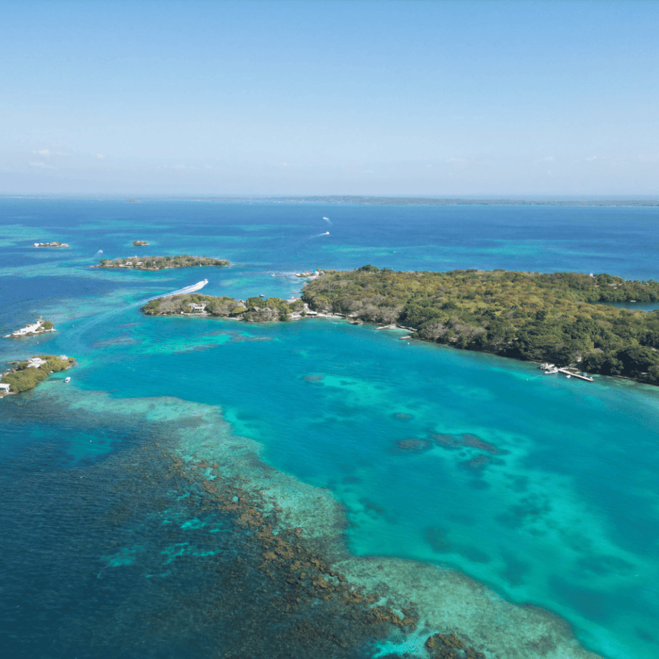 Archipelag Islas del Rosario w Kolumbii widziany z lotu ptaka – zielone wysepki rozrzucone na tle szmaragdowego Morza Karaibskiego.