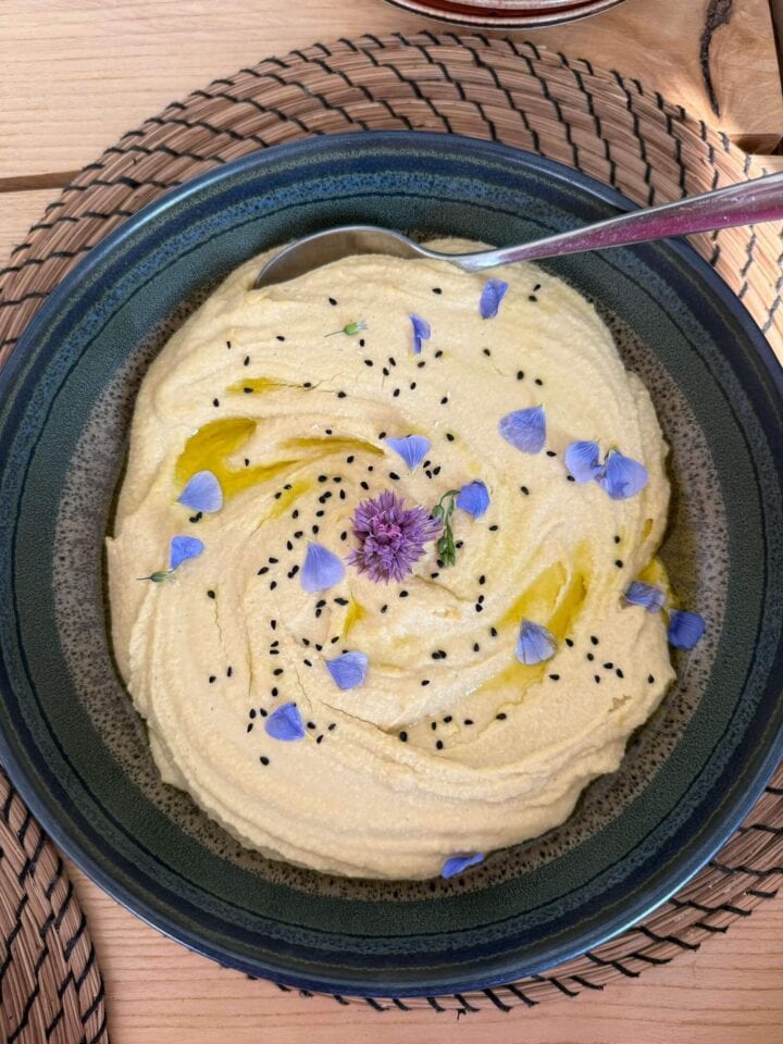 Zdrowy, wegetariański posiłek serwowany podczas wyjazdu z jogą na Mazurach Garbatych.