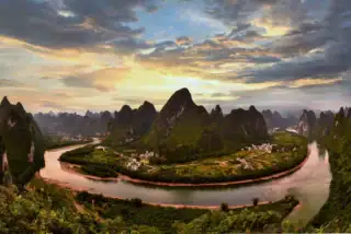 Panorama rzeki Li z Mt. Xiang Gong z górami krasowymi i wioskami – wyprawa rowerowa przez południowe Chiny