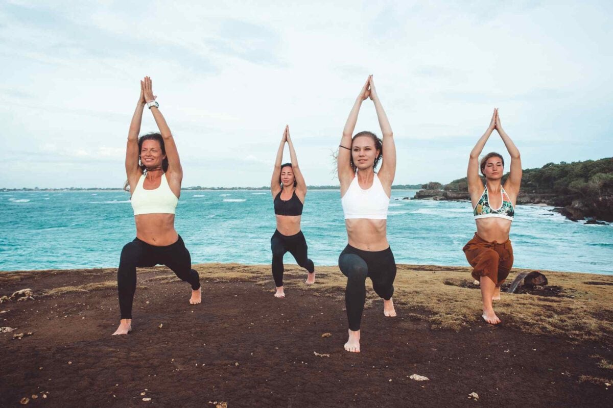 Grupowa joga nad oceanem