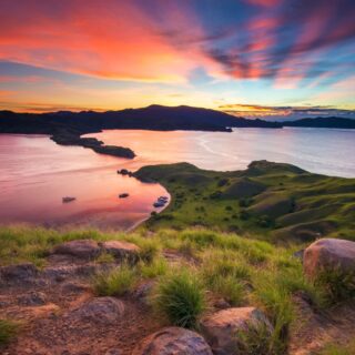 Zachód słońca nad Parkiem Narodowym Komodo, Flores, Indonezja